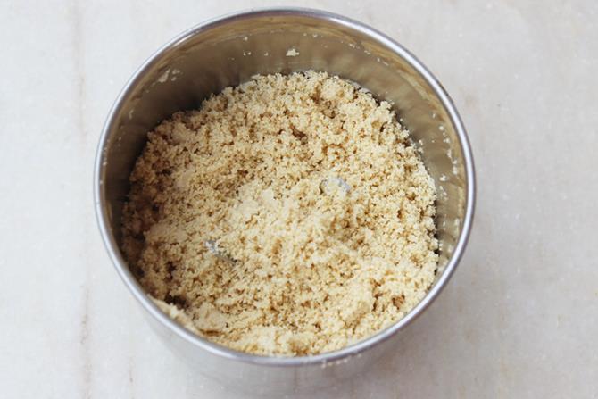 powder seeds in a blender for korma masala powder step 2