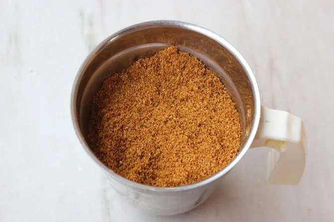 storing korma masala powder in glass jar