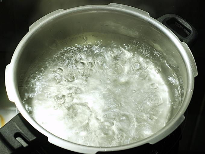 bubbling sugar syrup for rasgulla