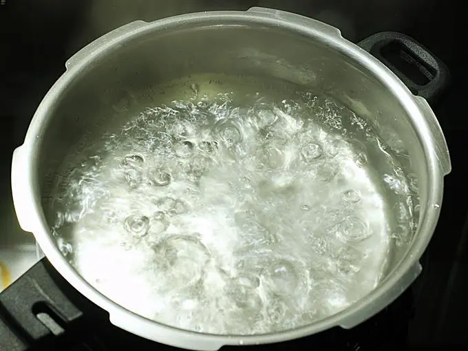 bubbling sugar syrup for rasgulla