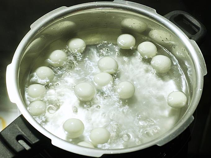 boiling rasgulla balls in sugar syrup