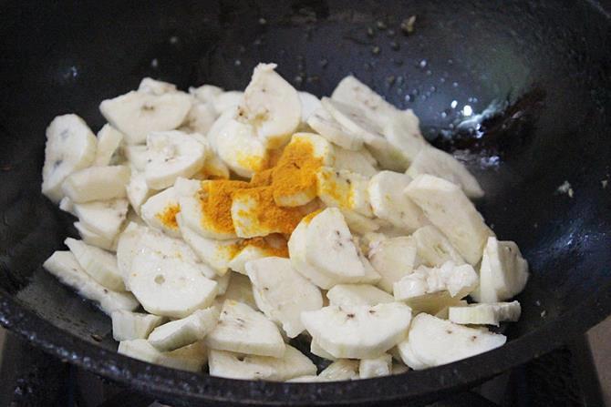 draining water and add veggies for raw banana fry