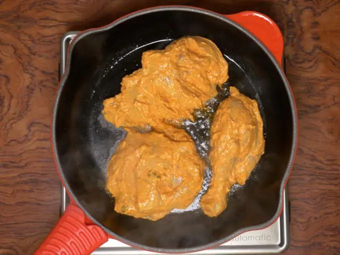 grilling tandoori chicken on tawa