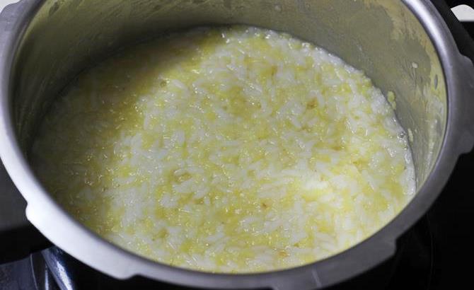 cook rice and dal to make ven pongal