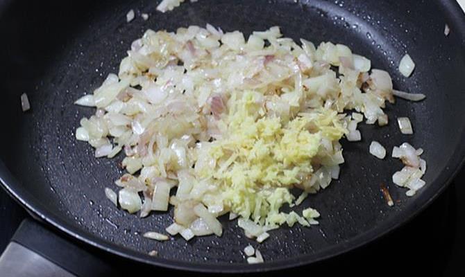 frying onions for capsicum curry recipe
