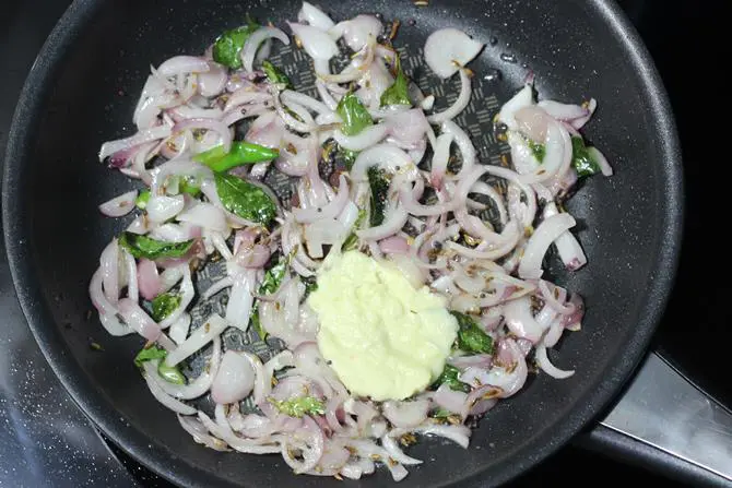 frying ginger garlic paste