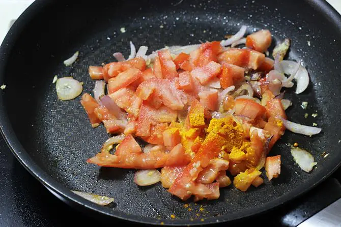 frying chopped tomatoes to make