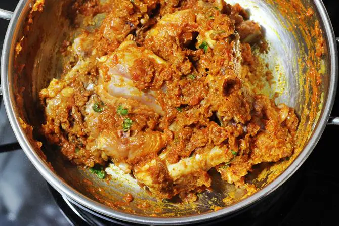 saute chicken with onion tomato masala