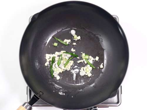 saute garlic and chili in wok