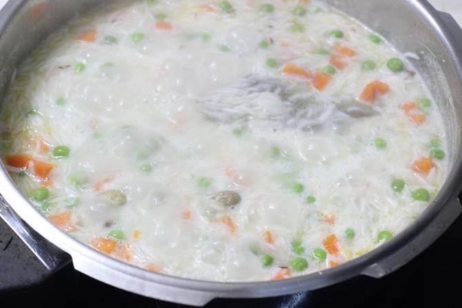 cooking rice on a low heat to make coconut milk rice recipe