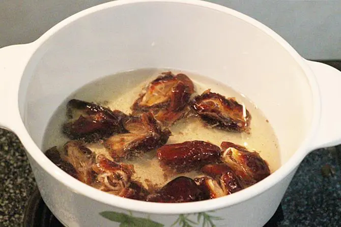 soaking dates in hot water 