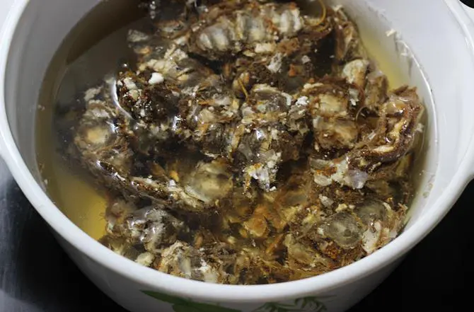 soaking pulp in hot water to make tamarind paste recipe