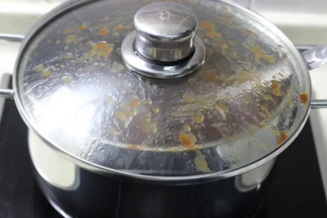 Thickened soaked tamarind paste boiling further