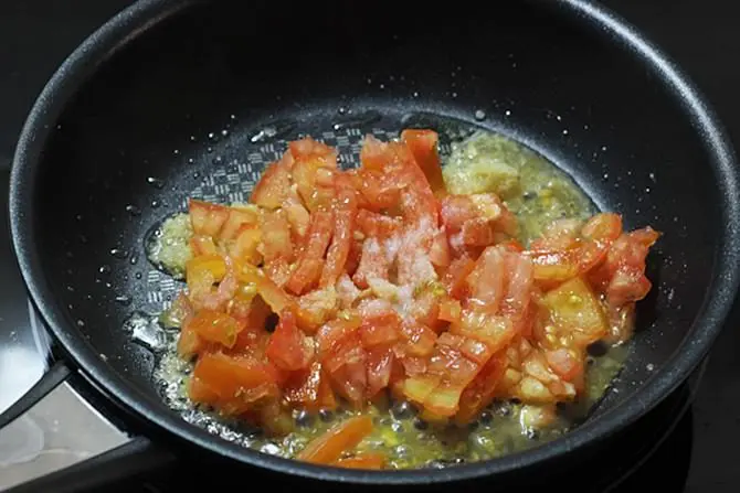 add tomatoes and salt to make kadai paneer