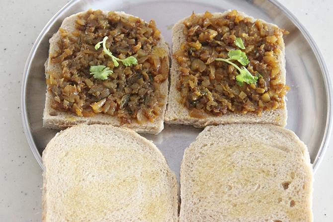buttered bread to make crispy potato sandwich recipe