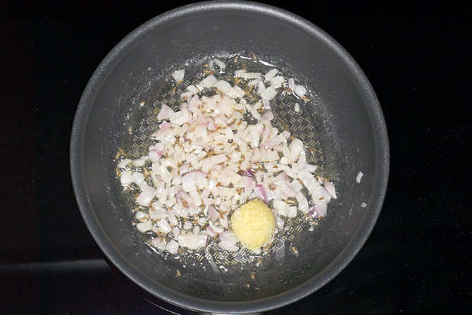 frying ginger garlic to make tawa pulao