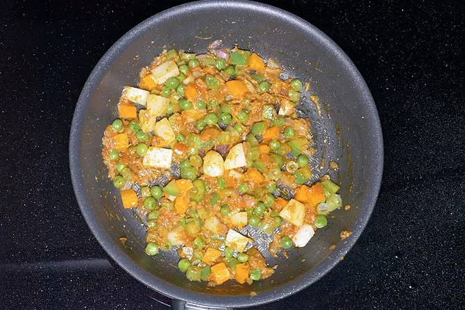 sauteing masala to make tawa pulao