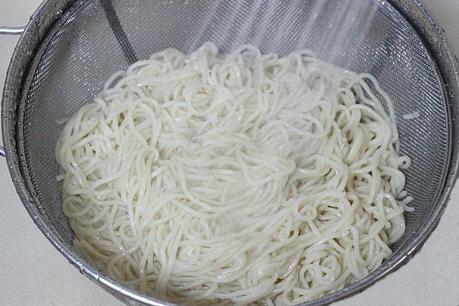 rinsing noodles under running water for egg noodles recipe