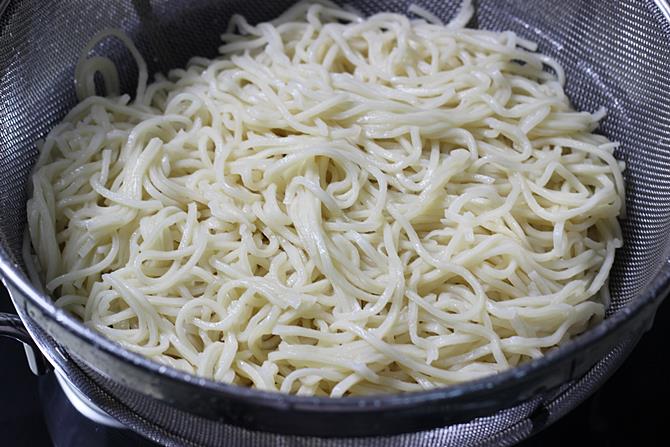 tossed noodles in oil for egg noodles