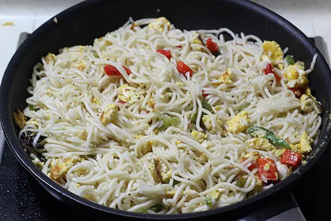 frying and garnish egg noodles