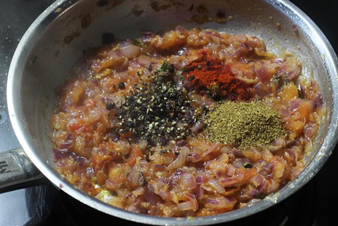 addition of crushed pepper to the pan to make pepper chicken recipe