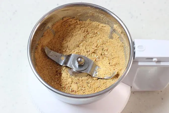 powdered dals in jar to make bottle gourd chutney