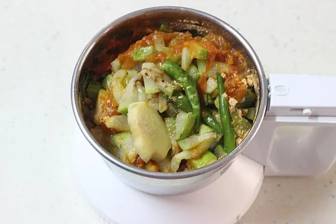 blending tomato gourd to make sorakaya pachadi recipe