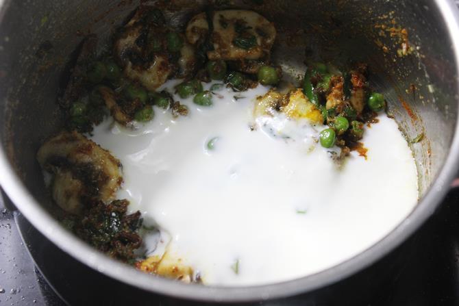 addition of yogurt to masala for making kalan biryani recipe
