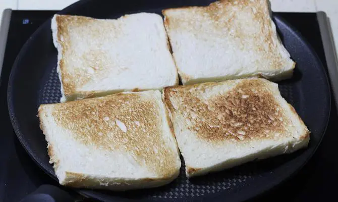 toasting bread for egg bhurji sandwich recipe