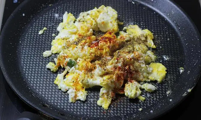 addition of spices in scrambled egg sandwich recipe