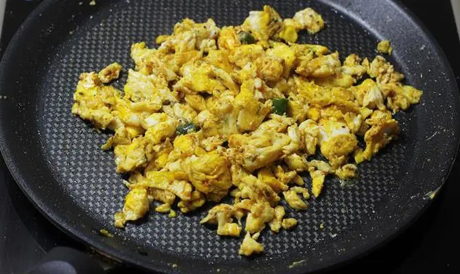 mixing scrambled egg sandwich recipe