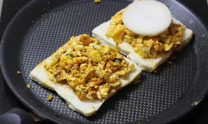 addition of onions in scrambled egg sandwich recipe