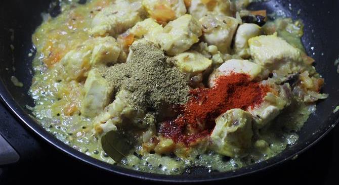 addition of spice powders in chicken kurma recipe