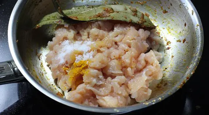 addition of bay leaf to pan for making chicken keema recipe