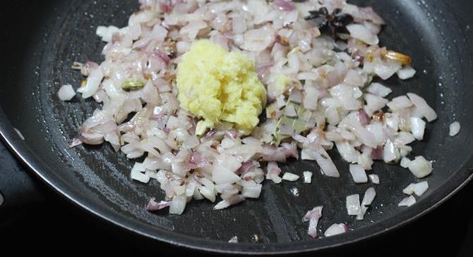frying ginger paste for chicken kurma