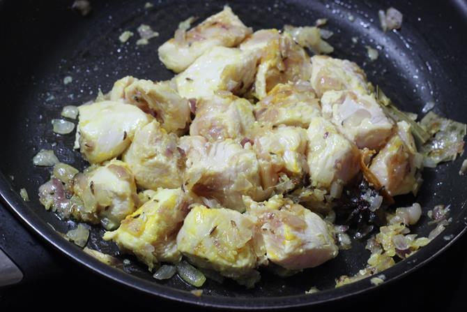 frying chicken kurma until meat turns pale