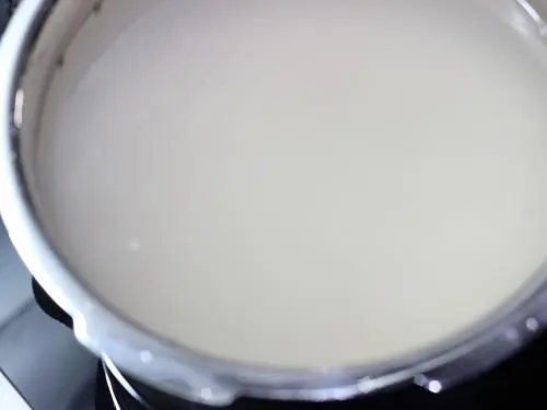 rinsing rice to cook
