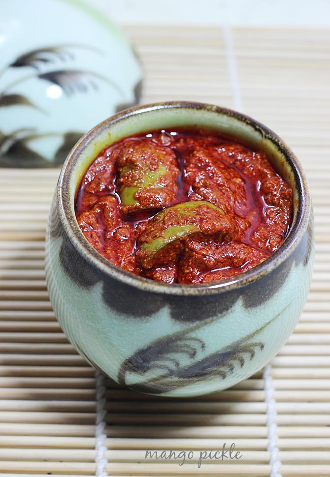 memorizzazione di mango pickle in un barattolo di vetro