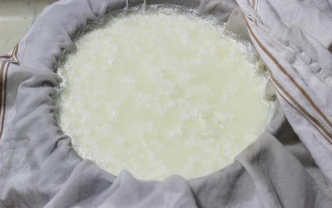 draining chenna for gajar kalakand recipe