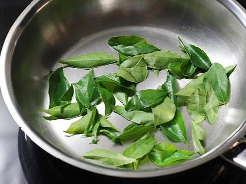 dry roasting curry leaves until crisp to make idli podi