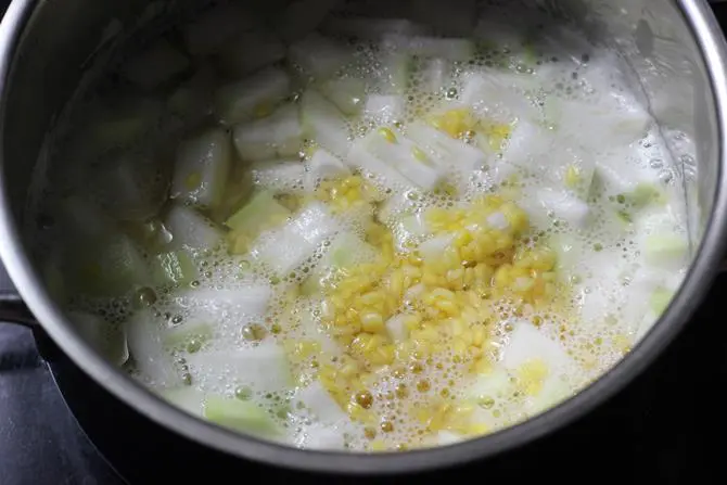 cooking dal in cooker for sorakkai kootu