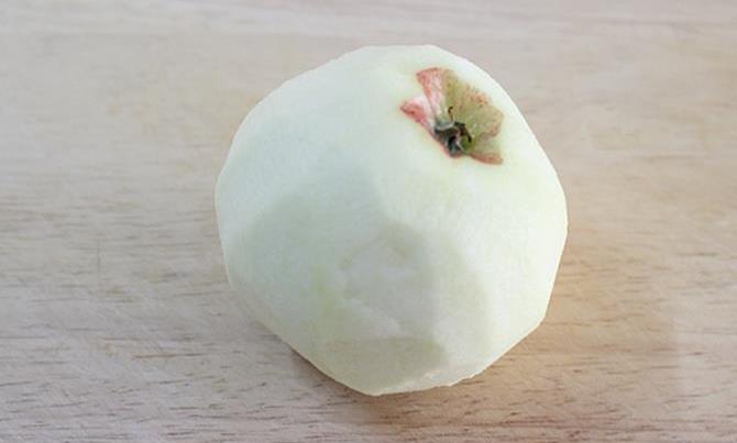 peeling fruit for apple oats porridge