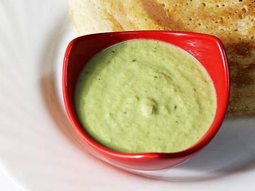 capsicum chutney in a red bowl