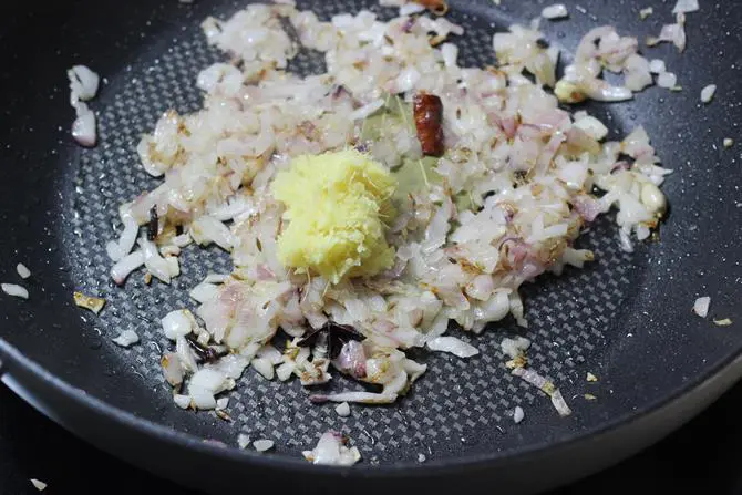 ginger garlic frying for cauliflower korma