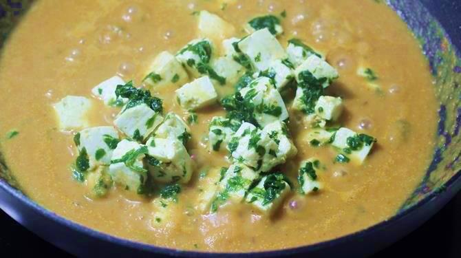 aggiunta di cubetti alla ricetta del sugo di methi paneer