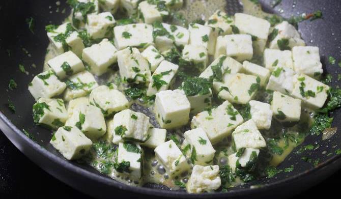 frying paneer per la ricetta di methi paneer