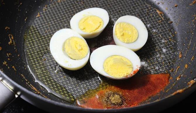 frying eggs in ghee