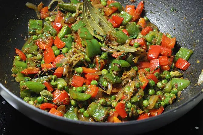 frying masala to make capsicum pulao