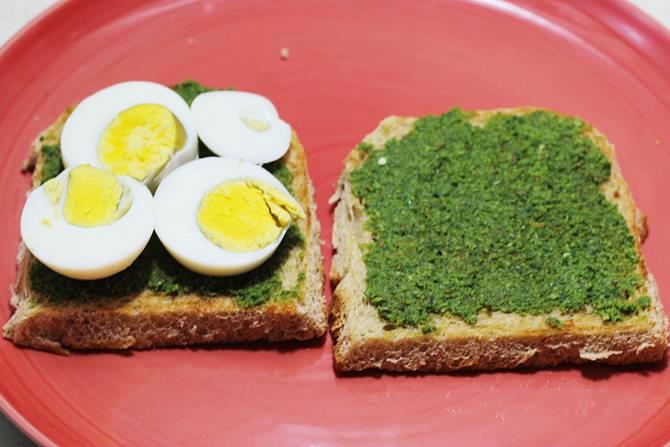 Smear the chutney on the bread slices