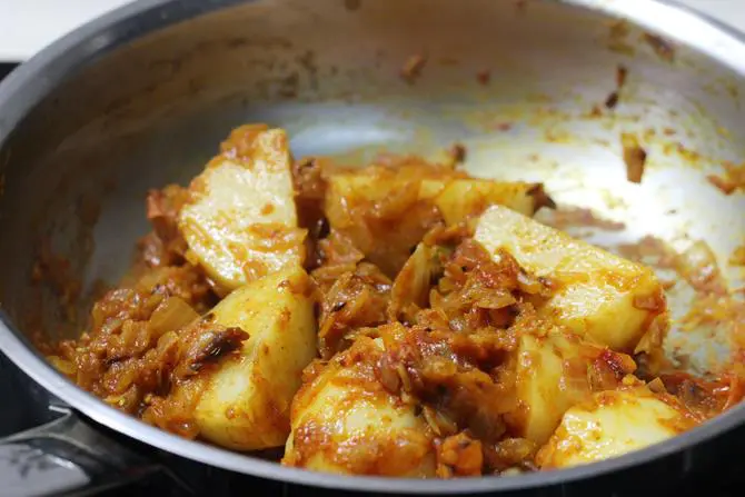 sauteing masala for aloo egg curry recipe